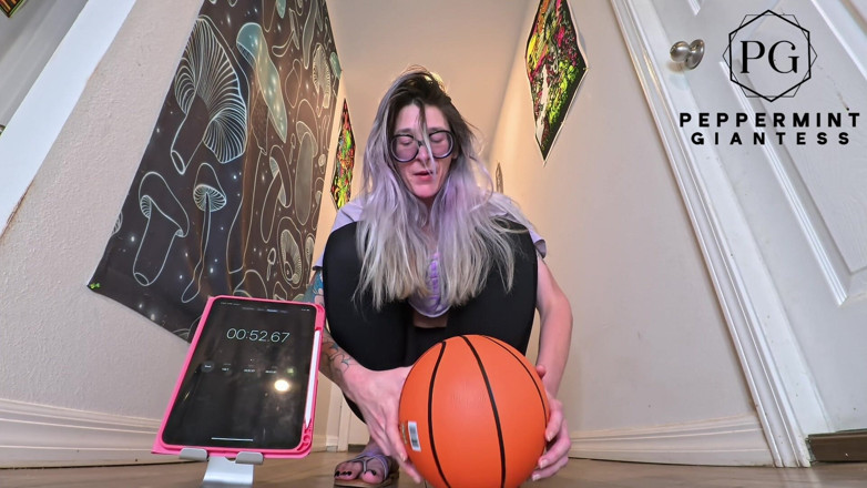 Peppermint Giantess: 6'7 Zeița Înaltă de baschet one-handed hold Challenge cât timp pot...