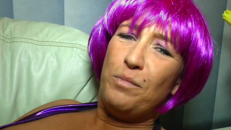 Lesbian Stories: Une femme mature en latex séduit la chatte d'une femme à...