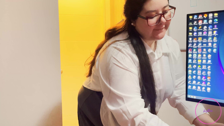 Lizren: We Are Left Alone After Work in the Office