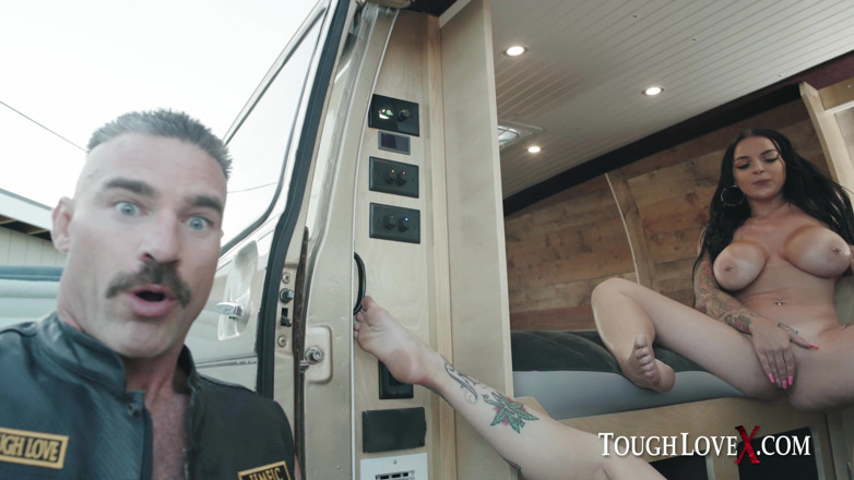 ToughLoveX: Toughlovex - défi de salope avec Vanessa Vega et Payton Preslee