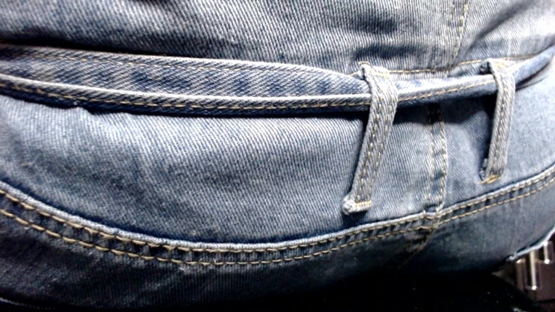 Maeling: Il piccolo uomo è stato rovinato in jeans culo con culo...