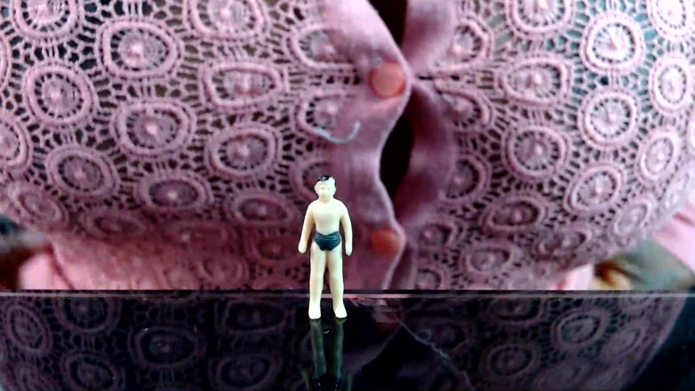 Maeling: マクロマンと巨人胸の比較 - エボニーの巨人女メール