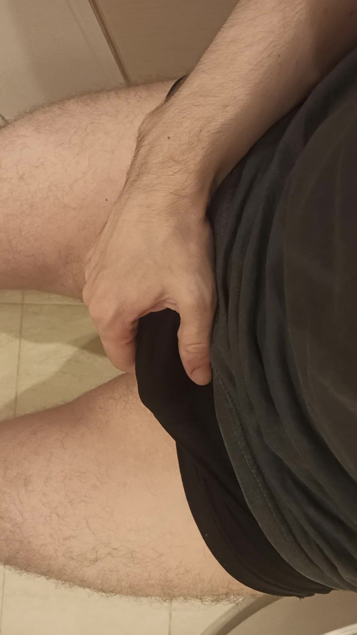 Pasha: Un ragazzo si massaggia il pene mentre si siede in...