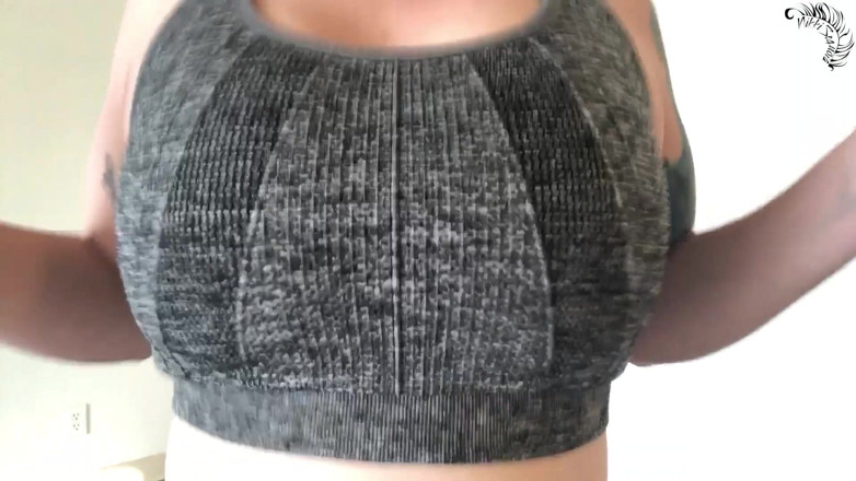 Nikki's Fetishes: Melantun tetek saya dalam Sports Bras
