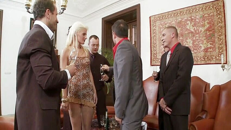Backdoor Films: Deux filles se font louer par un groupe d'homme d'affaires