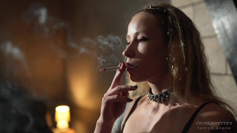 Cruel Anettes fetish world: Anette bläst den rauch