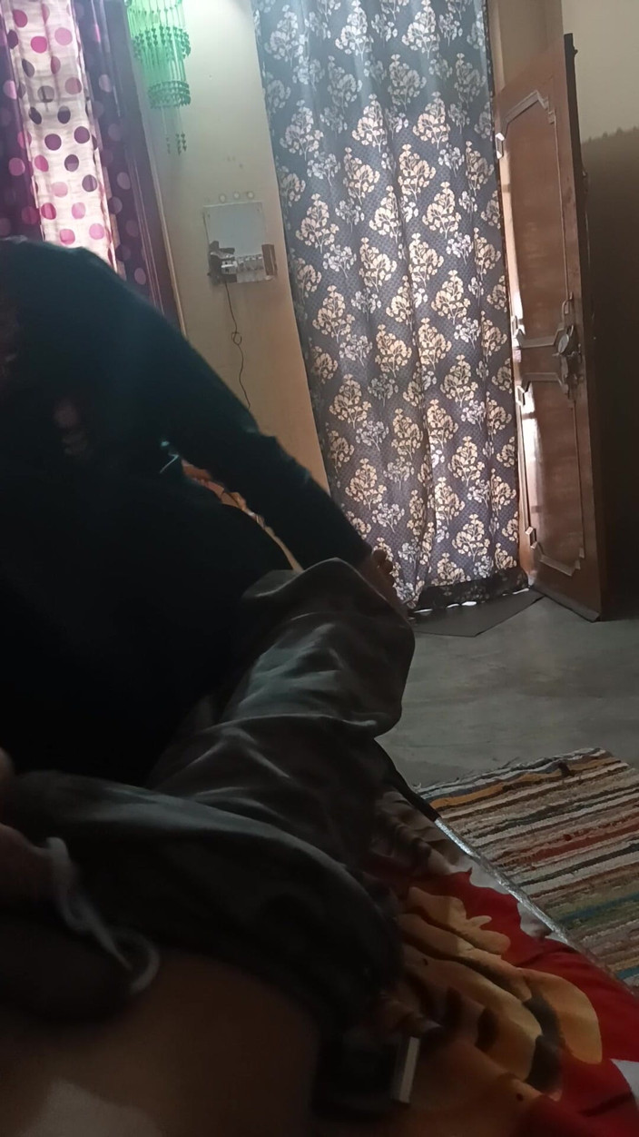 sashaa: भारतीय देसी भाभी अपने निजी बाल काटते हुए प्रेमी को चूस रही है और हाथों से चुदाई दे रही है
