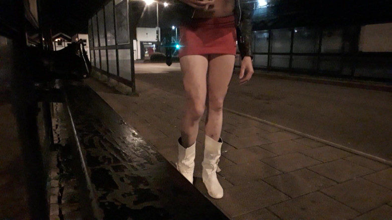 The Midnight Minx: Stripteuză în stația de autobuz