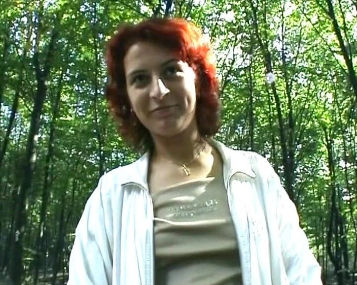 Deutsche Frauen: Cette Allemande rousse adore se masturber dans la forêt
