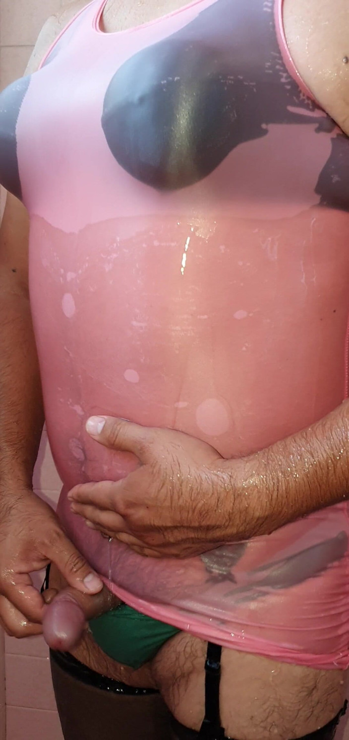 Wet lingerie: Sentire la lingerie bagnata in Licra e masturbarsi