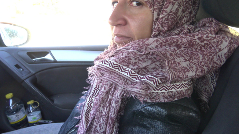Souzan Halabi: Турецкая мусульманка делает извращенной американскому мужчине дрочку в его машине