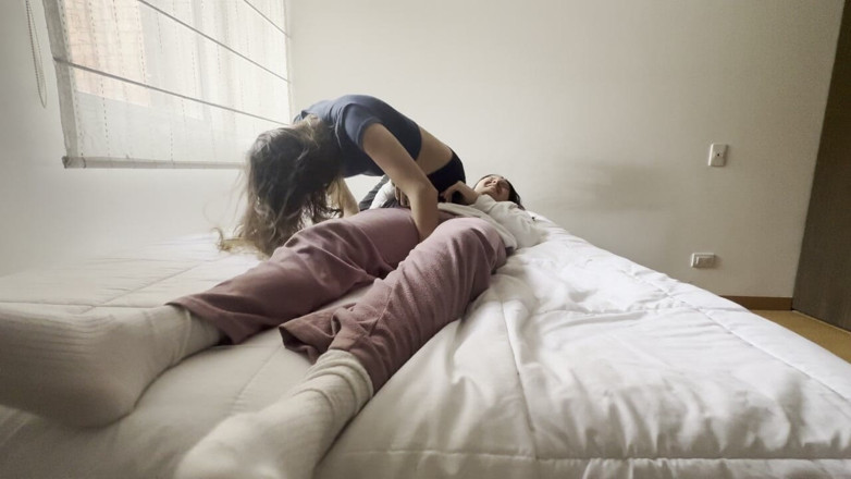 scarlettandc: Pyjamaworstelen voor vrouwen met stuiterende konten, onverwachte vallen en veel...