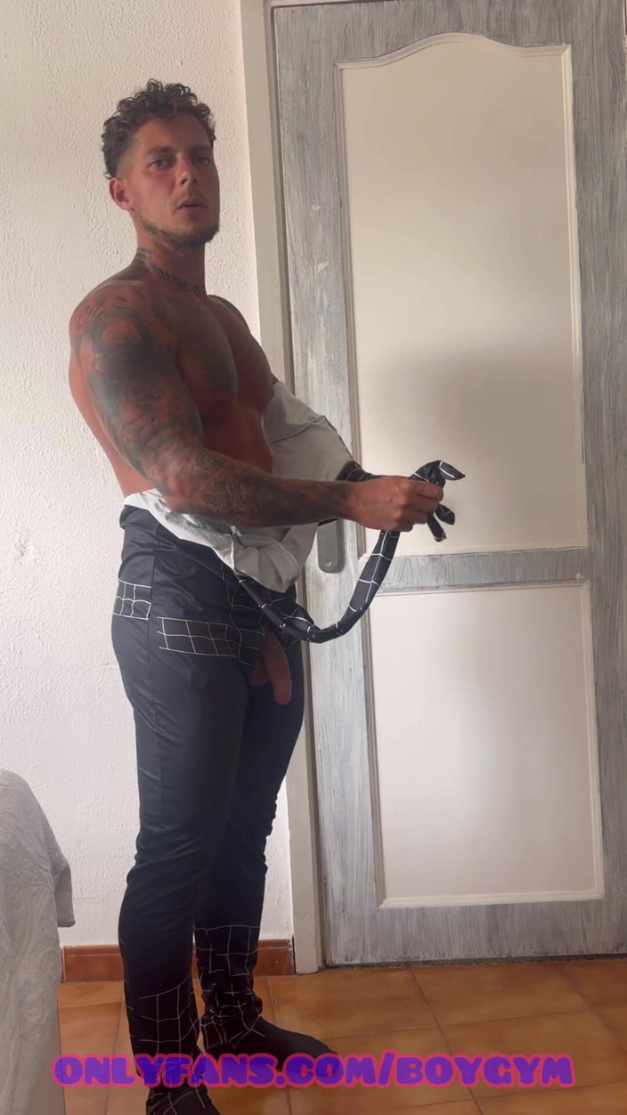 BoyGym: Spiderman travieso tiene una polla traviesa para tu placer