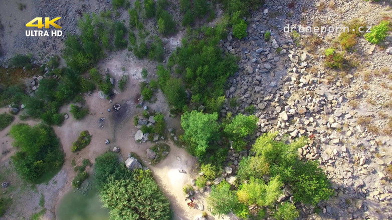 Peaches and Bananas: Follada al aire libre disparada por drone