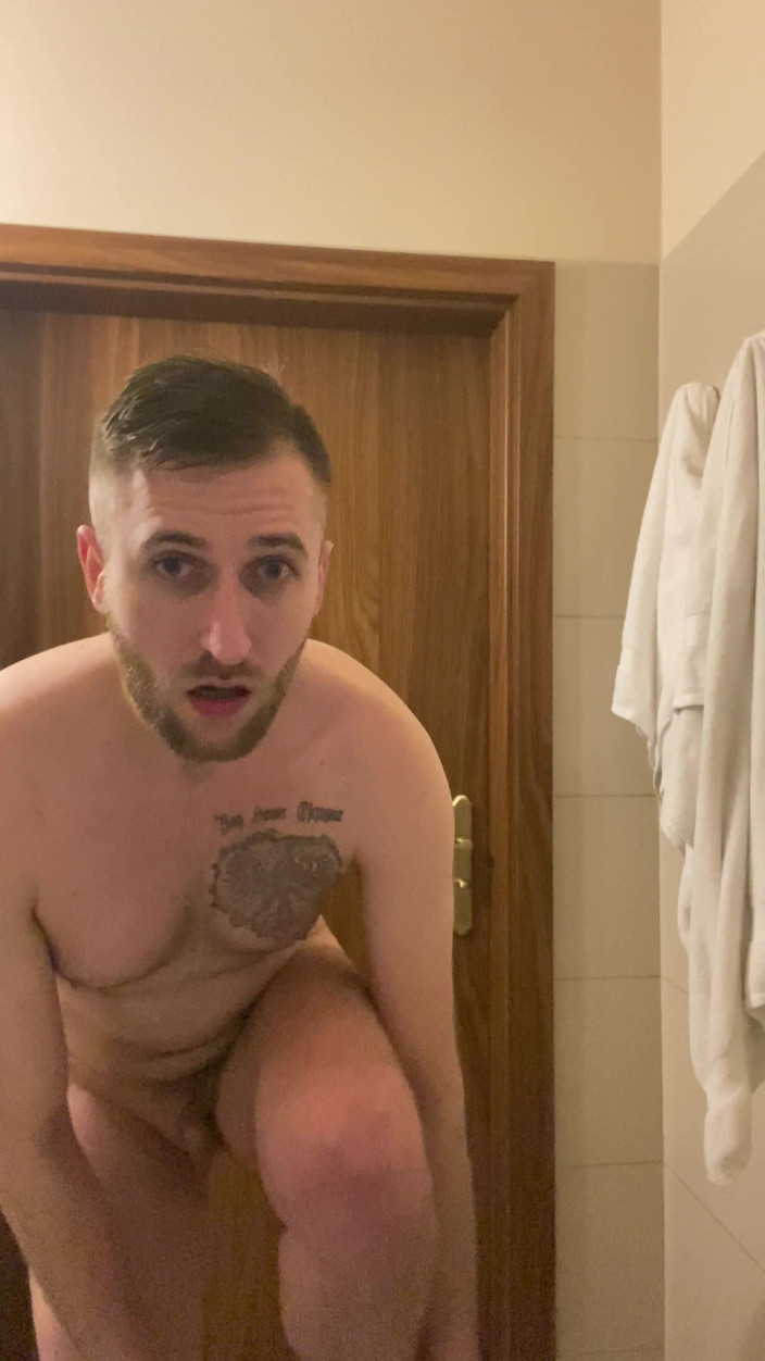 Barti Rede: Un garçon joue sous la douche