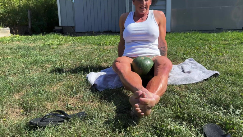 Kandylegsxxx: Muskel-MILf kandys wassermelone crushdominanz
