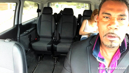 Private.com: Alexis adore baiser pour qu'elle monte dans le gros taxi...