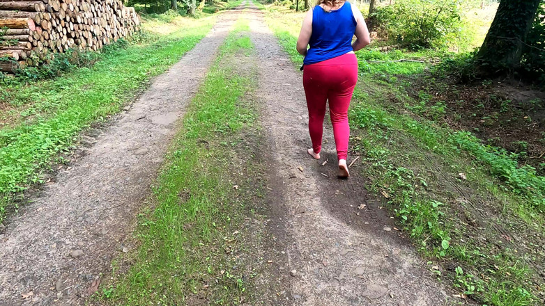 Bouncy Tits Action: Çıplak gövdesiyle ağaç gövdesine uzanın