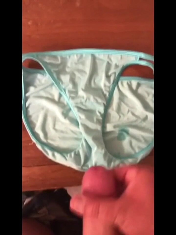 Panty Freak 3017: Ejaculând pe chiloți! Trei perechi diferite!