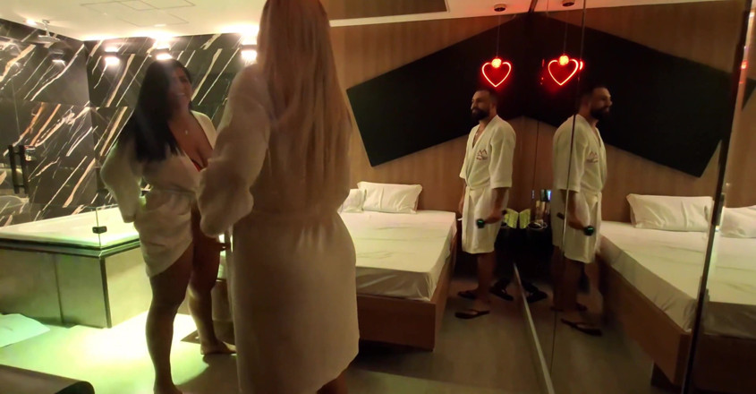Casal Mattos Trans: Разминка в мотеле: Николи и блондинка-трансгендер танцуют и дразнят!