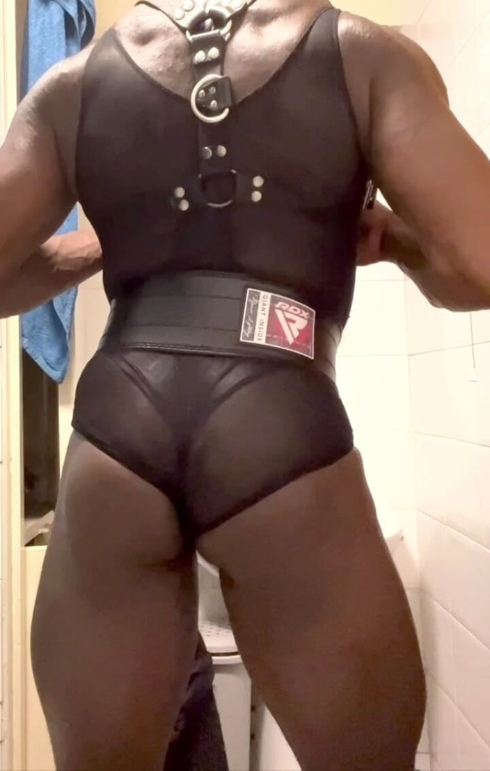 Black mature kinky muscle: Черная культуристка, намазанная маслом жопа и анальная игрушка, клипы