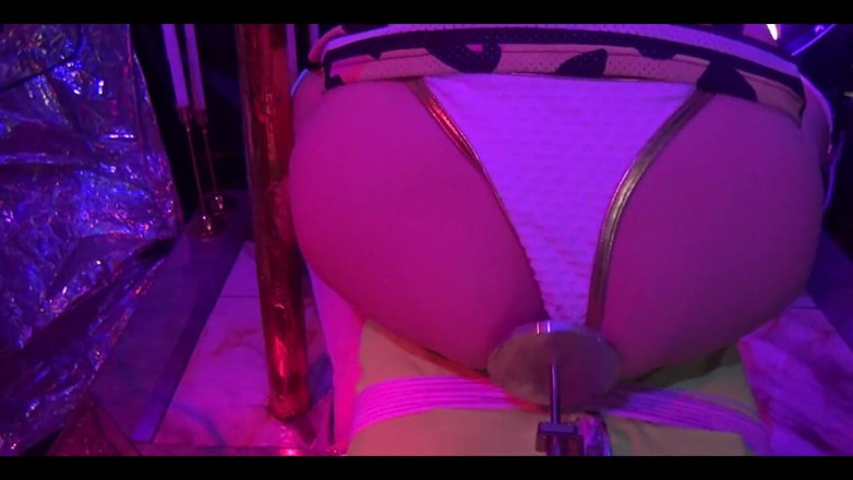 Toy Pleasure: Toypleasurexxx - een gouden speeltje voor mijn jonge kont