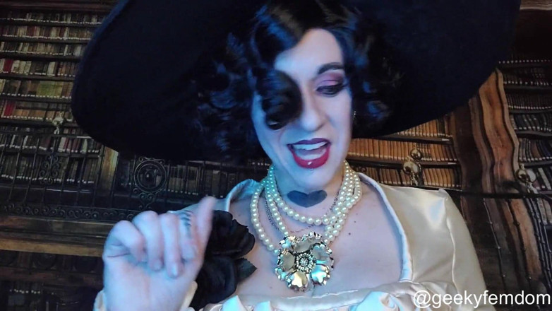 Geeky Femdom: La mascota de Lady Dimitrescu