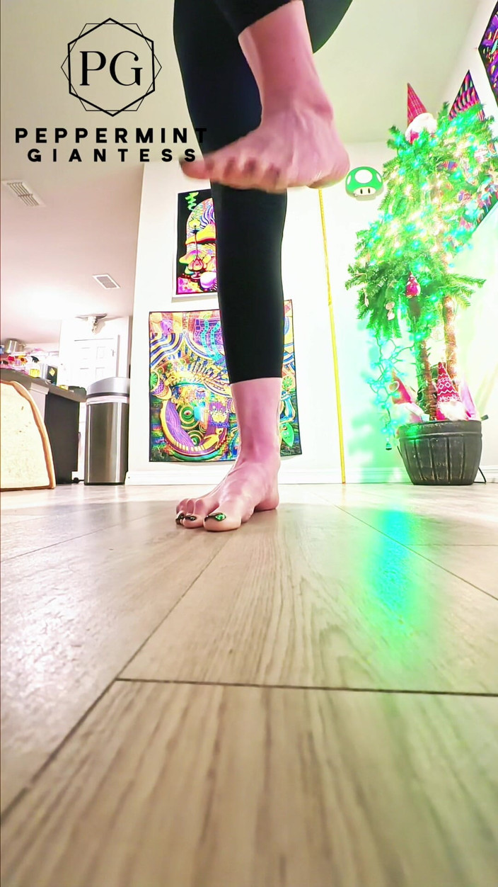 Peppermint Giantess: 67 géante taille 16 destruction de l’étouillage aux pieds nus en...