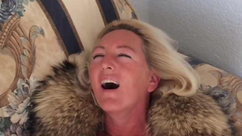 The Orgasm Queen: Thủ dâm trong áo khoác lông thú và vớ nylon của...