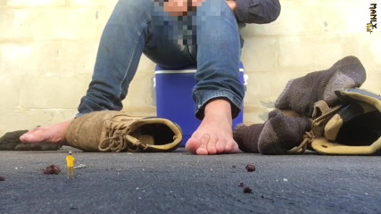 Manlyfoot: Enormes pies monstruosos tradie! - Diminuto micro hombre humano - ten cuidado...