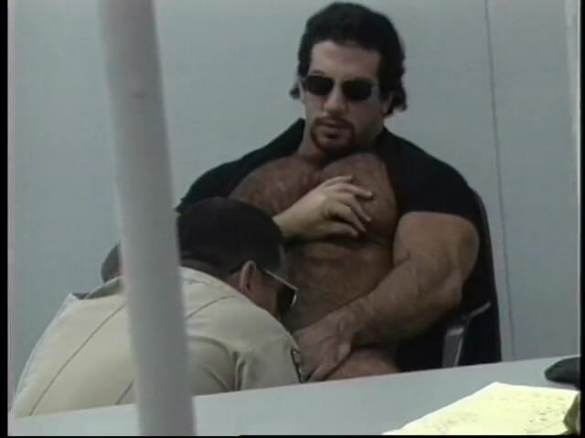 Gays Case: Policial excitada sendo fodida e gozada no quarteto quente na...