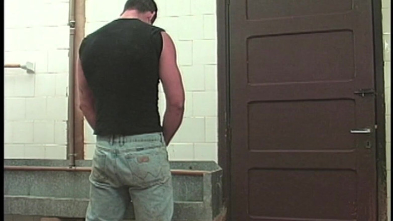 GAY VINTAGE PORN: Гетеро трах с геем в спорт-клубе