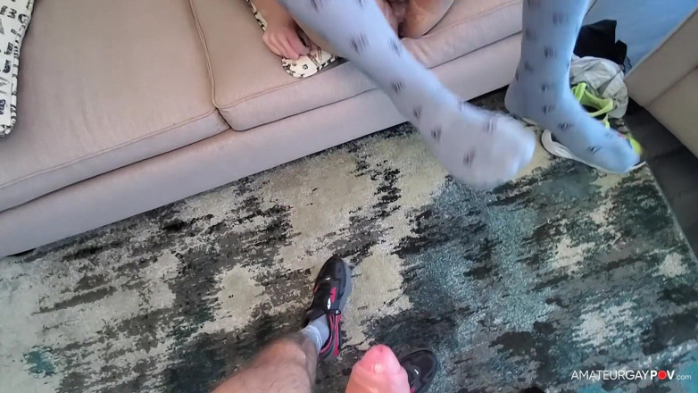 Amateur Gay POV: Сусід запрошує мене всередину