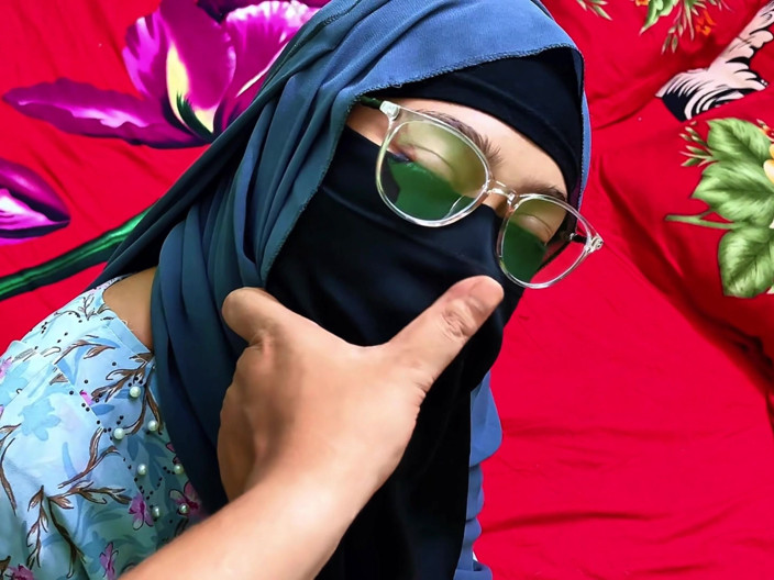 Riya Chowdhury: Signore Posso entrare, ho bisogno del tuo aiuto