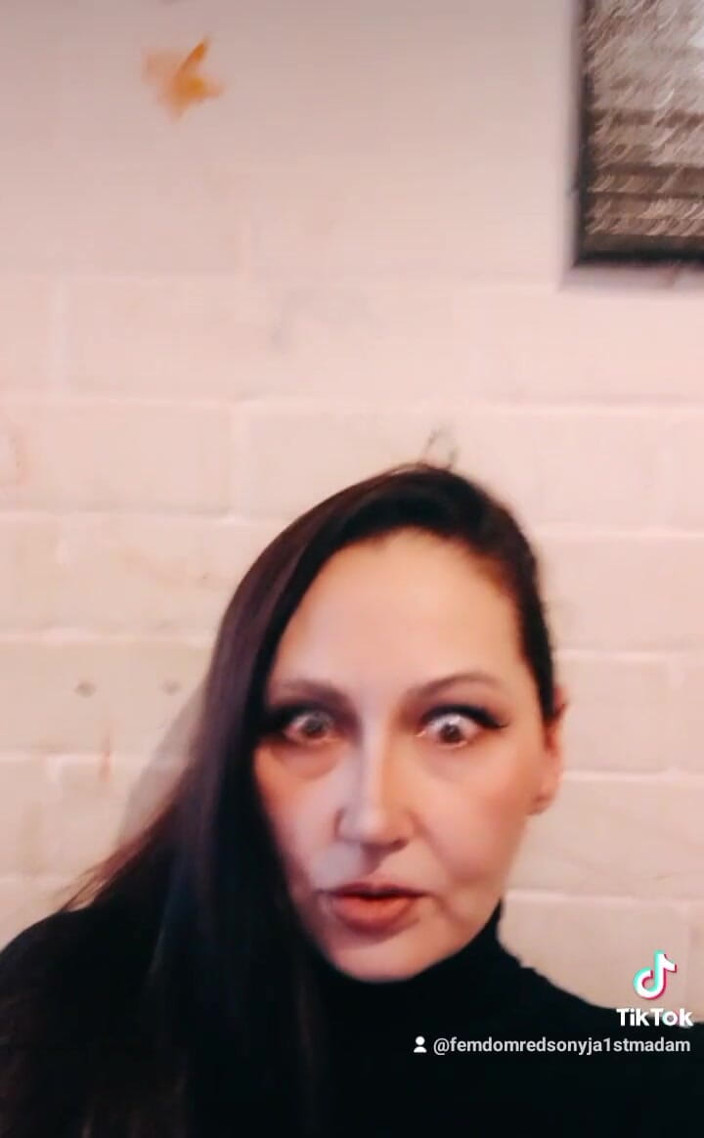 Dominatrix Redsonyja: 给你的鸡巴或阴户啪，或者通过