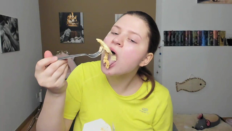Tina Angel: Đam mê béo - ăn mì ống và swig soda