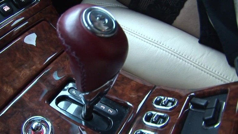 Ride Me In The Car: Cara rico acabou de foder sua namorada e sua loira...
