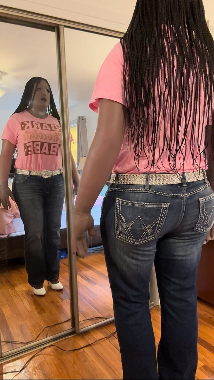 Deanna Doll: Danae, bombasse chocolat noir, chevauche un jean