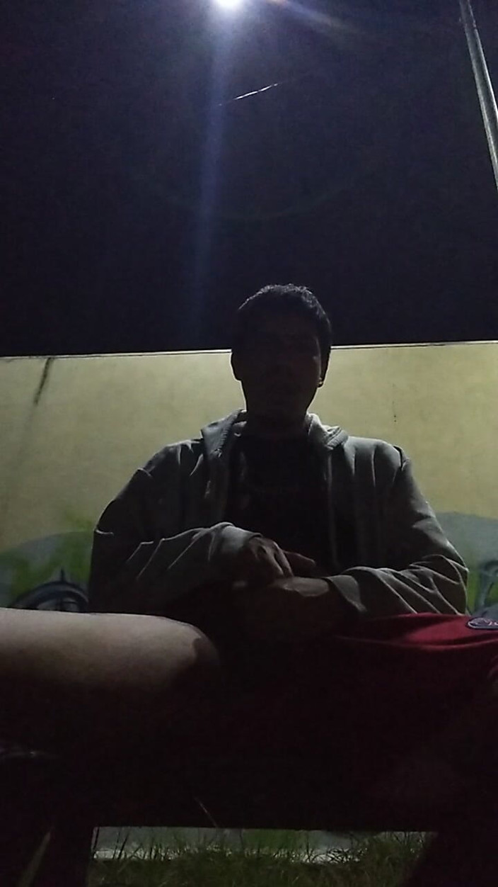 AlexAlejandro13: No hay hombre camisa caliente en el parque con solo...