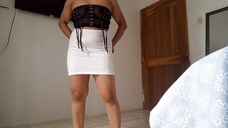 PATY PATY: Esposa infiel gosta de mostrar sua buceta e peitões enquanto...