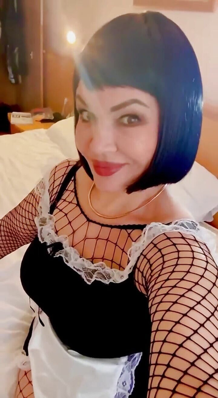 KarmenMilf: Une femme de ménage au gros cul juteux se fait...