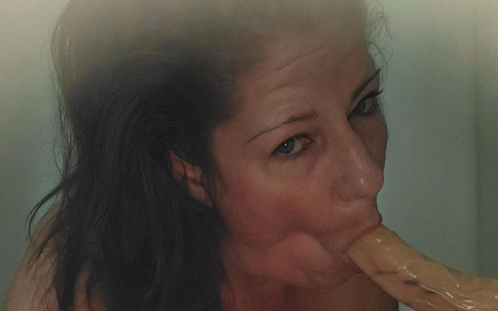 EliteLadyS: Une MILF américaine coquine suce et chevauche un gode pour...