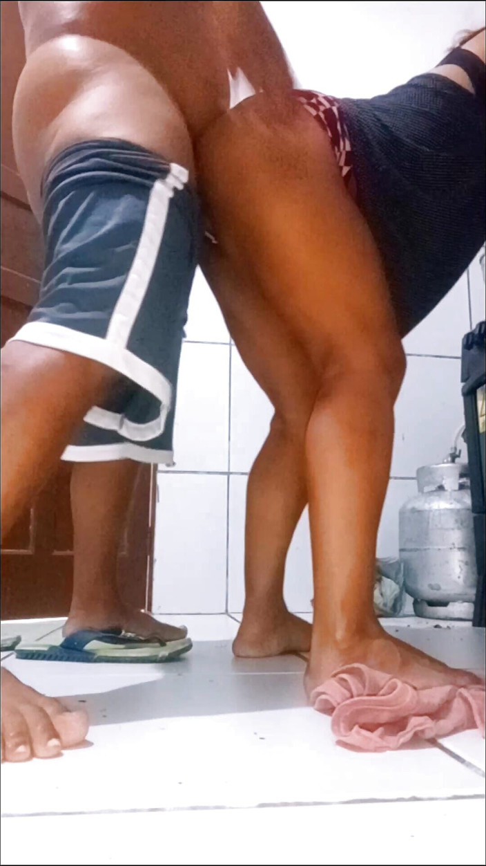 anal_queen_amateur: Мілфа готує для мене сніданок і займається сексом, я не витримав і поклав свій член в її пизду