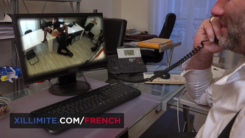 French girls at work: Threesome antar ras di meja kantor