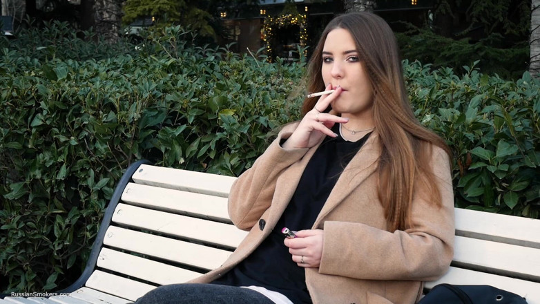 Russian Smokers: Une Russe passe sa pause-déjeuner à fumer 3 cigs d’affilée
