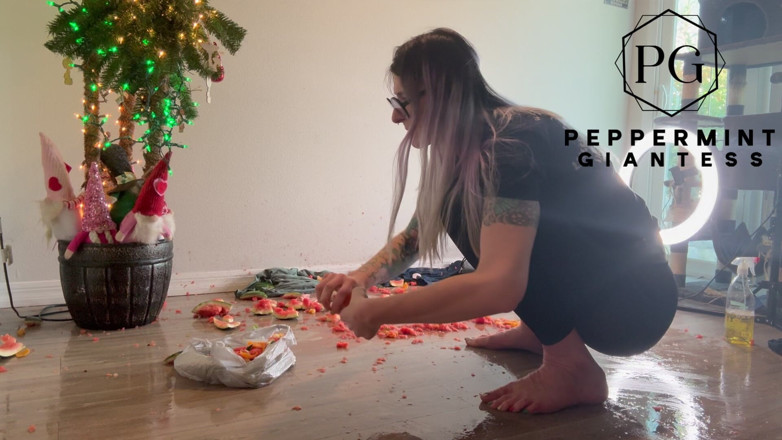 Peppermint Giantess: Crush buah selepas itu: membersihkan kucai lantai berair