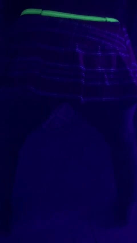 Caramela Sluty Wife: Twerken perfect lichaam korte rok neon lingerie close-up milf heet...