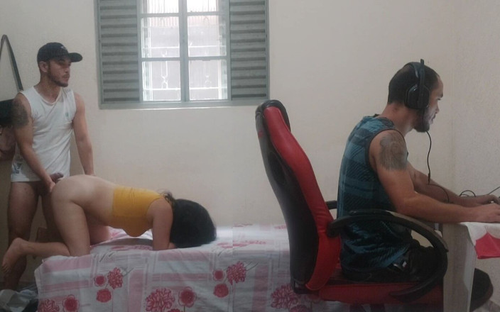 Kasallpimenta: Amigo fode a jovem namorada do amigo nerd pelas costas...