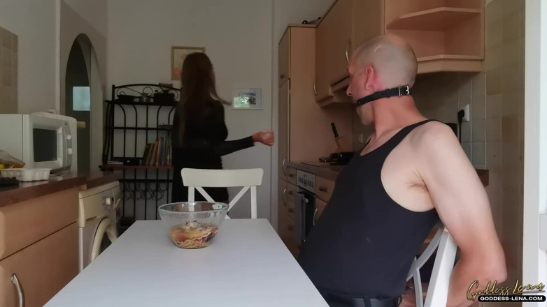 Goddess Lena: Mange mes restes et ma pisse !