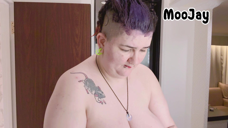 Moo Jay: Morendo i miei capelli e anni con le mie tette...